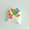 broche mots fleuris enveloppe blanche texturée en argile polymère rempli de fleurs aux couleurs acidulées
