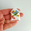broche mots fleuris enveloppe blanche texturée en argile polymère rempli de fleurs aux couleurs acidulées
