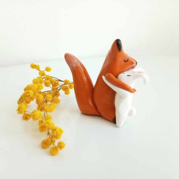 figurine un câlin représentant un renard et un lapin enlacés