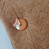 broche renard endormi en argile polymère présentée sur un pull