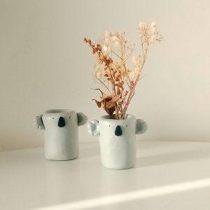 mini vase koala en argile polymère présenté avec un petit bouquet de fleurs séchées