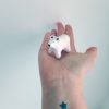 figurine ours blanc en argile polymère posée dans une main