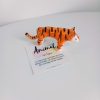 figurine tigre en argile polymère avec sa fiche explicative sur l'animal totem